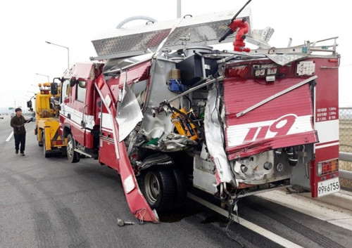 Xe chữa cháy bẹp rúm sau cú va chạm. Ảnh: Yonhap