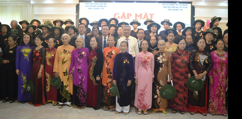 Lãnh đạo tỉnh Quảng Trị chụp ảnh lưu niện với đại biểu nữ tù chính trị yêu nước.