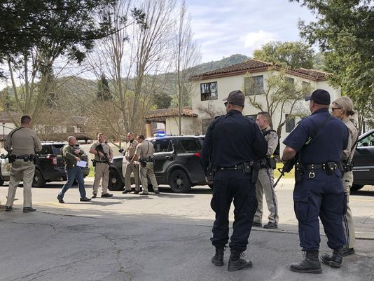 Cảnh sát tập trung tại hiện trường. Ảnh: USA Today