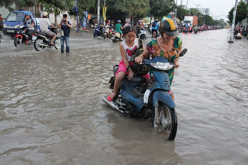 Triều cường nhấn chìm nhiều tuyến đường ở TP HCM. Ảnh: Ngô Bình