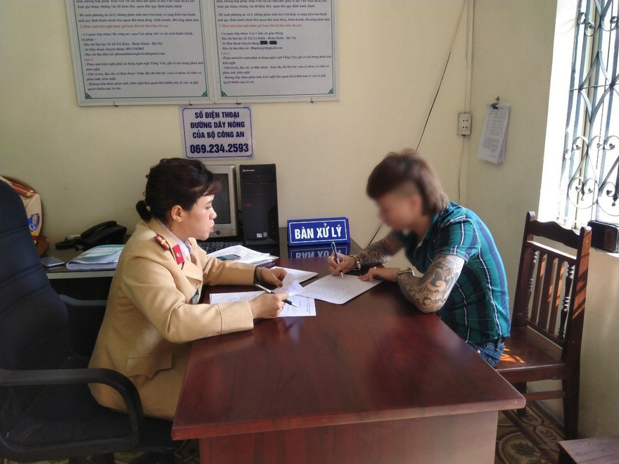 Khá tại trụ sở công an.