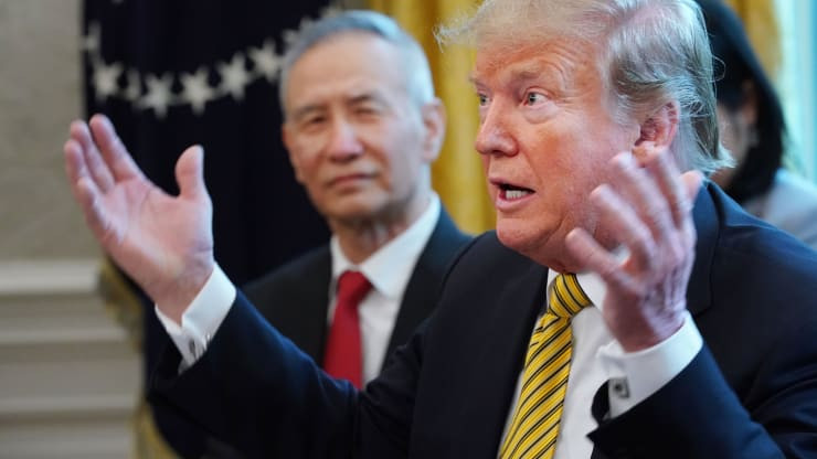 Tổng thống Mỹ Donald Trump và Phó thủ tướng Trung Quốc Lưu Hạc (trái) tại Nhà Trắng ngày 4/4/2019. Ảnh: Getty.