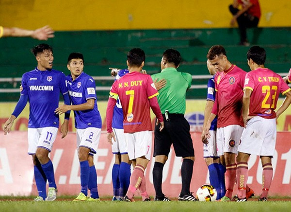 Đạp ngực đàn anh, tuyển thủ U22 Việt Nam bị phạt nặng