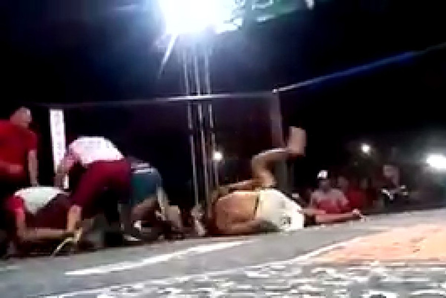 Cảnh tượng hỗn loạn trên sàn đấu 