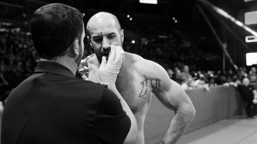 Cesaro bị gãy 2 chiếc răng cửa nhưng vẫn tiếp tục thi đấu 