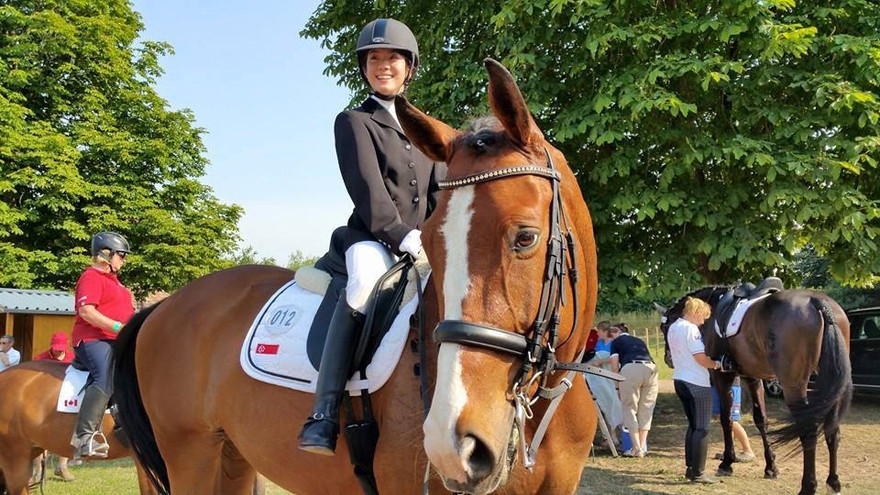 Bại liệt nửa người, nữ sinh viên vẫn đoạt giải cao ở cuộc thi đua ngựa