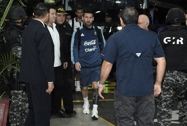 Ecuador đã huy động hàng chục cảnh sát vũ trang theo sát tuyển Argentina. 