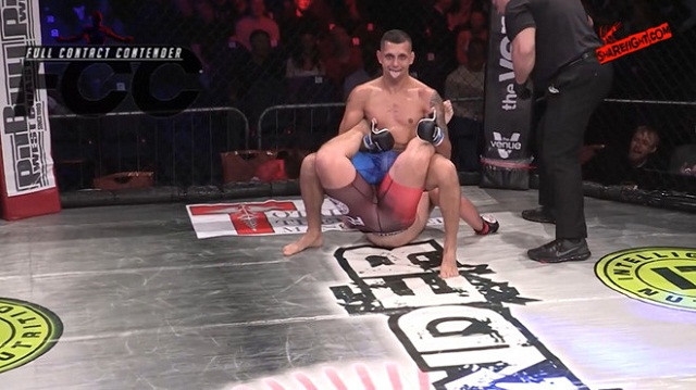 Đòn khóa “Boston Crab” lần đầu tiên xuất hiện trong một trận đấu MMA.