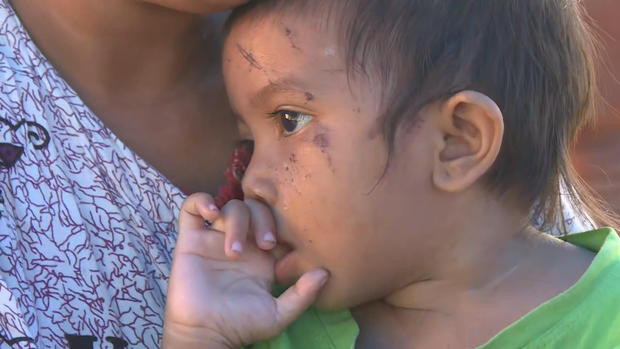 Bé Wuhan chưa hết bàng hoàng sau 24h mắc kẹt dưới đống đổ nát. Ảnh chụp màn hình