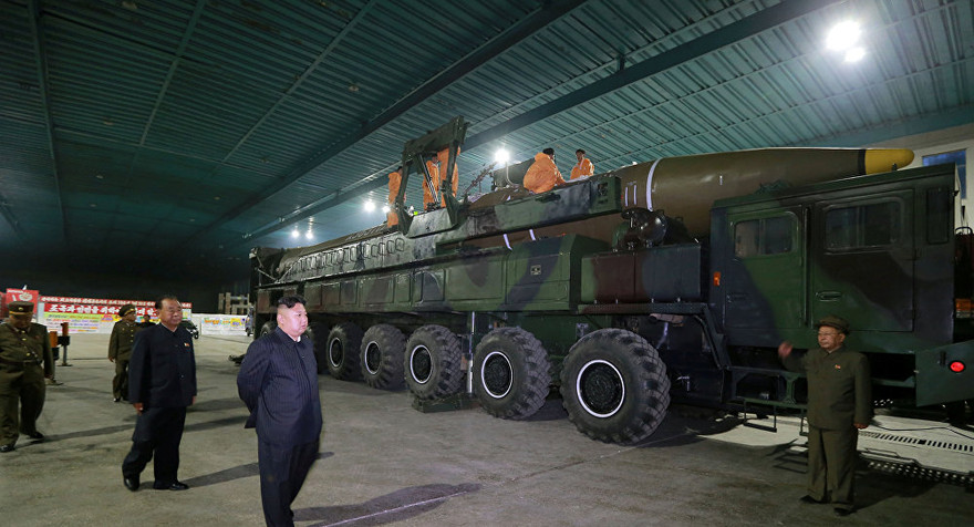Chủ tịch Triều Tiên Kim Jong-un đứng cạnh tên lửa đạn đạo xuyên lục địa Hwasong-14. Ảnh: KCNA