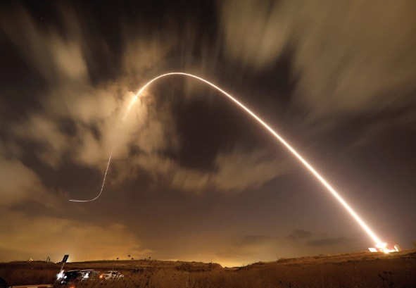 Vòm sắt Israel chặn tên lửa từ Dải Gaza hôm 9/8. Ảnh: Reuters