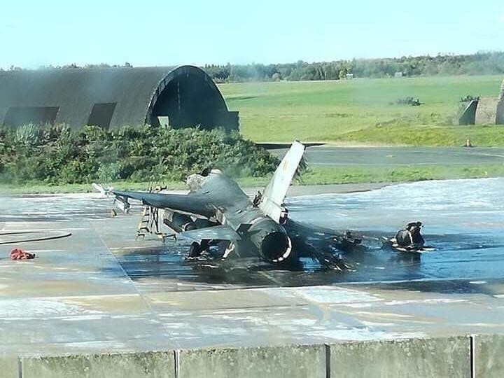 Tiêm kích F-16 cháy. Ảnh: Twitter