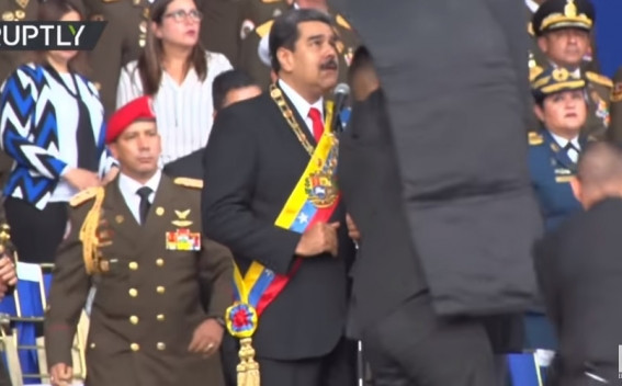 Tổng thống Maduro được vệ sĩ che chắn trong vụ ám sát hụt. Ảnh chụp màn hình