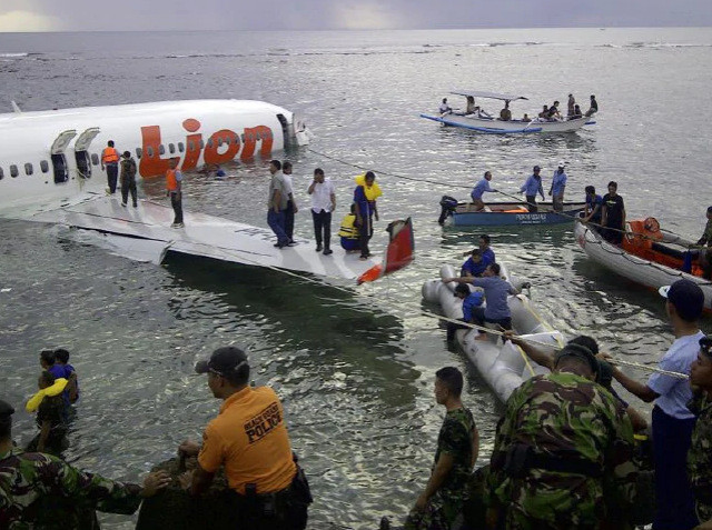 Chiếc máy bay của hãng Lion Air gãy đôi sau khi lao xuống biển ngày 13/4/2013. Ảnh: News.com.au