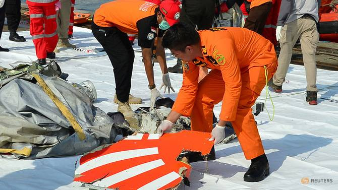 Các mảnh vỡ của chiếc máy bay JT610 được tìm thấy. Ảnh: AFP