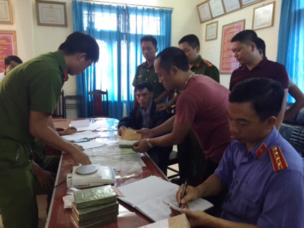 Lực lượng công an kiểm tra tang vật vụ án