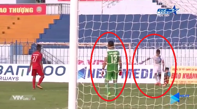 KỲ LẠ: Cầu thủ Cần Thơ tự sút phạt vào lưới nhà ở Cup Quốc gia