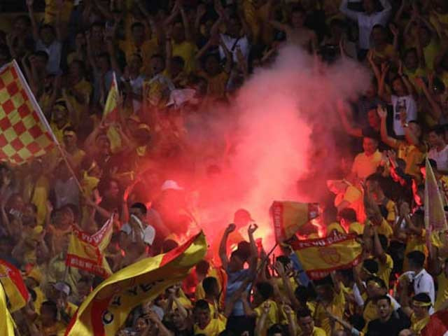 Lắp camera trên khán đài sau vụ bắn pháo sáng ở sân Hàng Đẫy