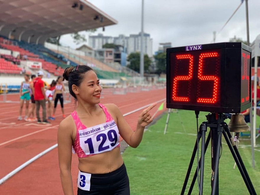 Nguyễn Thị Thanh Phúc phá kỷ lục đi bộ quốc gia tồn tại 11 năm