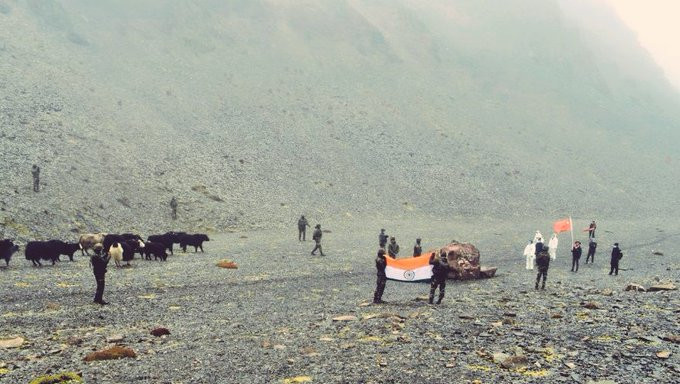 Quân đội Ấn Độ trao trả bò cho Trung Quốc. Ảnh: Twitter