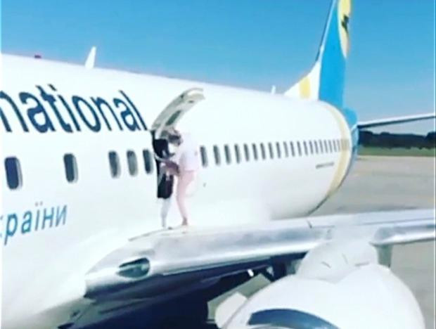 Nữ hành khách quay vào sau khi được lực lượng chức năng yêu cầu. 