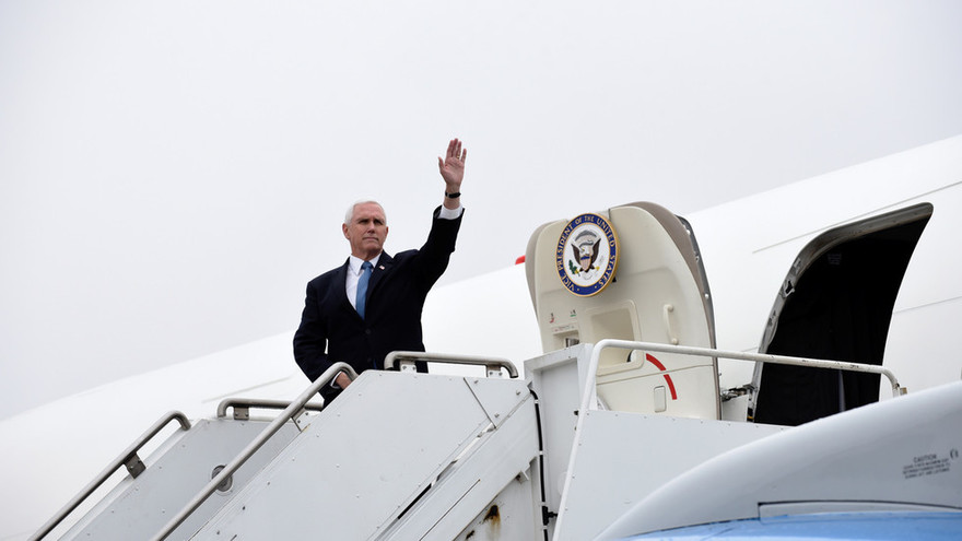 Ông Mike Pence trên chiếc Không lực Hai. Ảnh: Reuters