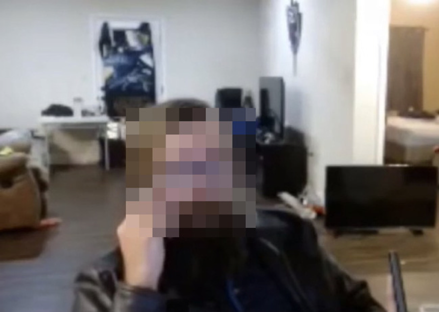 Ronnie McNutt phát live-stream về vụ tự sát của chính mình trên Facebook.