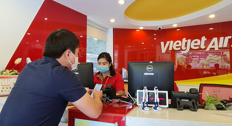 Khách hàng mua vé của Vietjet - hãng hàng không đang có nhiều chương trình khuyến mãi vé Tết (ảnh: T.T)