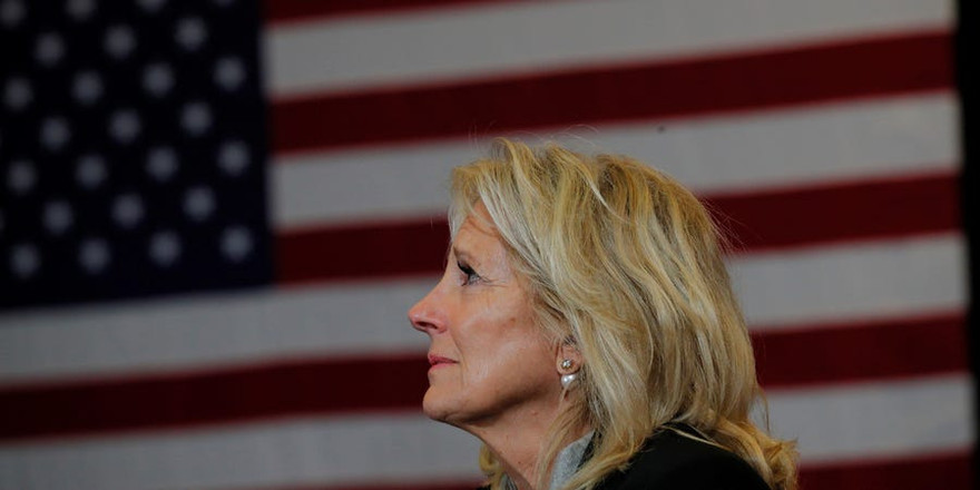 Bà Jill Biden lắng nghe ông Joe Biden phát biểu. Ảnh: Reuters