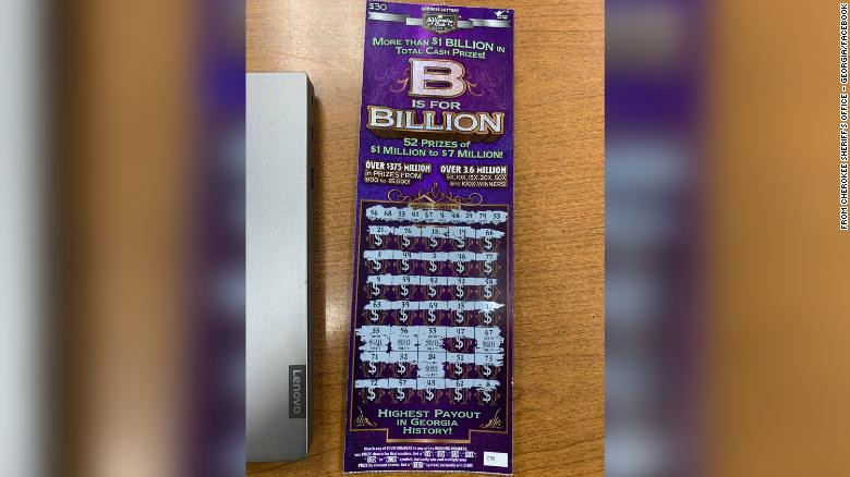 Tấm vé số trúng giải đang đợi chủ nhân ở nhà tù Hạt Cherokee. Ảnh: CNN