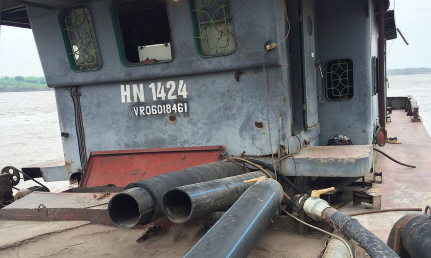 Chiếc tàu, phương tiện để các đối tượng hút cát trộm. Ảnh: XN