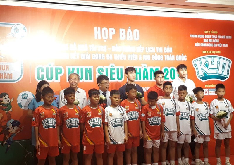 Duy Mạnh, Văn Hậu truyền đam mê bóng đá cho các em nhỏ