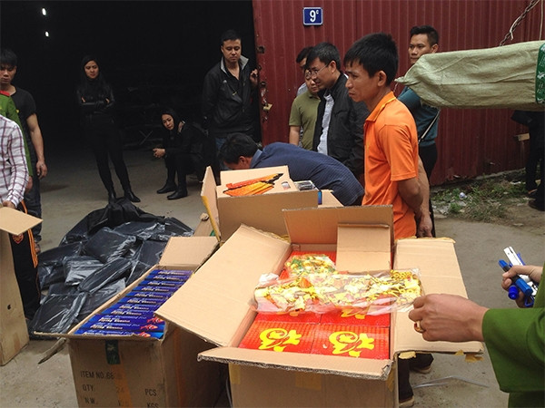 Cơ quan chức năng kiểm tra số hàng hoá vỏ Tây, ruột Tàu. Ảnh: TQ