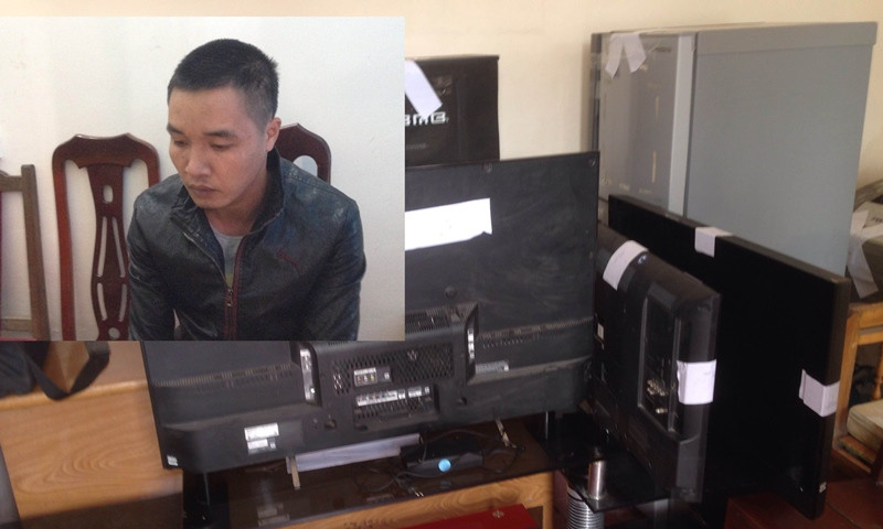 Cương cùng tang vật vụ án. Ảnh: TQ