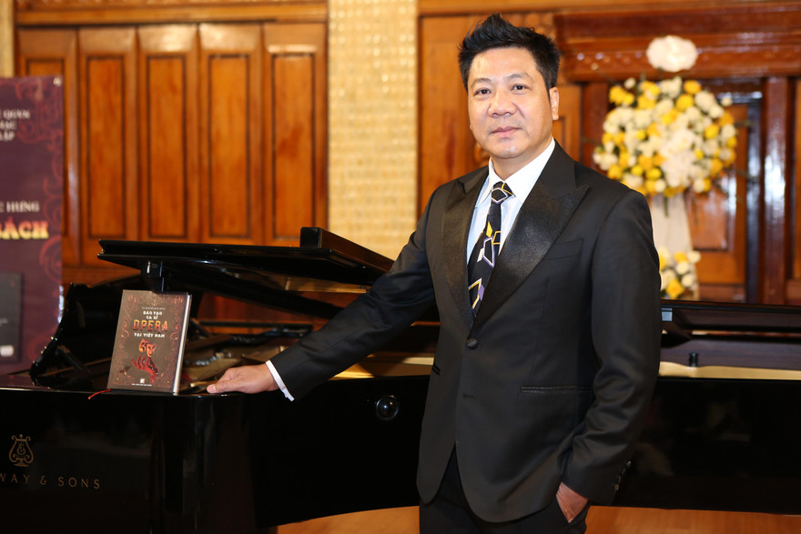 Giọng nam trầm hàng đầu Việt Nam ra sách