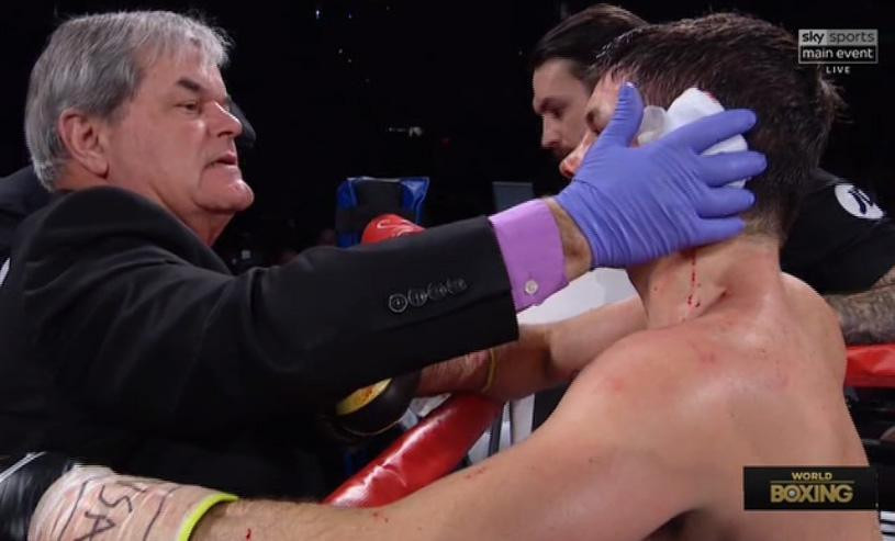 Bác sĩ kiểm tra chấn thương Stephen Smith.