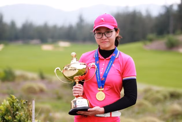 Khuê Minh trở thành golfer trẻ nhất từng đăng quang tại giải golf vô địch nữ quốc gia
