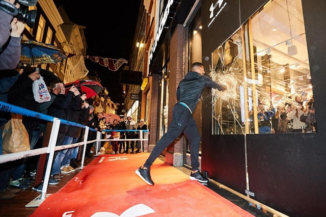 'Vua knock-out' ngứa tay, đấm nát kính cửa hàng