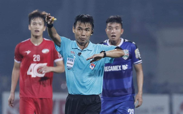 Trọng tài bẻ còi ở sân Hàng Đẫy 'thất nghiệp'