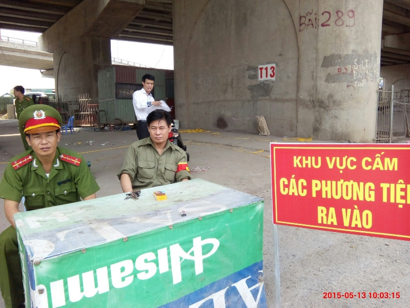 Công an quận Hoàng Mai cắm chốt đề phòng tái lấn chiếm. Ảnh: Minh Đức