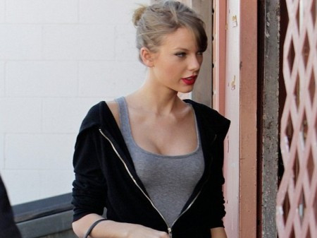 Taylor Swift diện quần ngắn khoe chân dài miên man