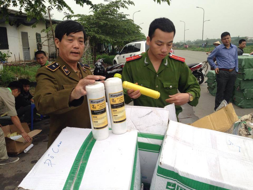 Cơ quan chức năng kiểm tra tang vật.