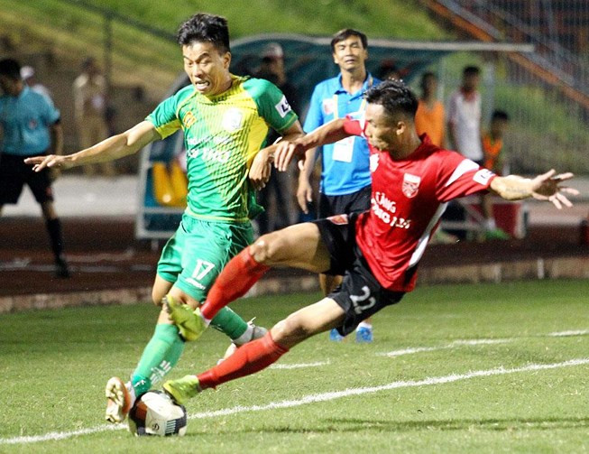 Pha vào bóng nguy hiểm của Nguyễn Tuấn Đạt (số 22)