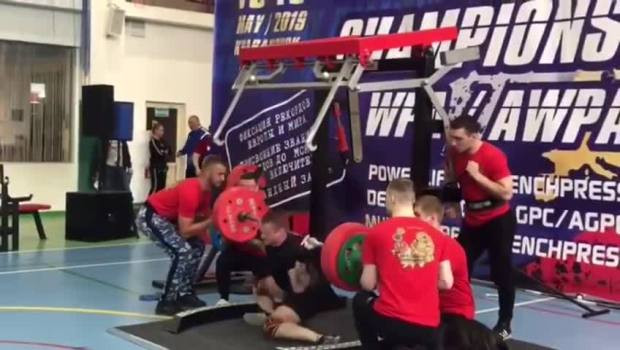 Rợn người đô cử người Nga gãy gập chân vì nâng tạ quá sức