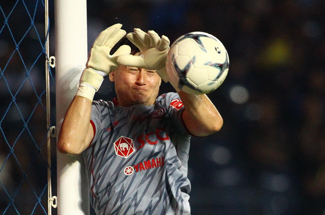 Dù rất nỗ lực nhưng Văn Lâm không thể giúp đội nhà thoát thua. Ảnh: Zing