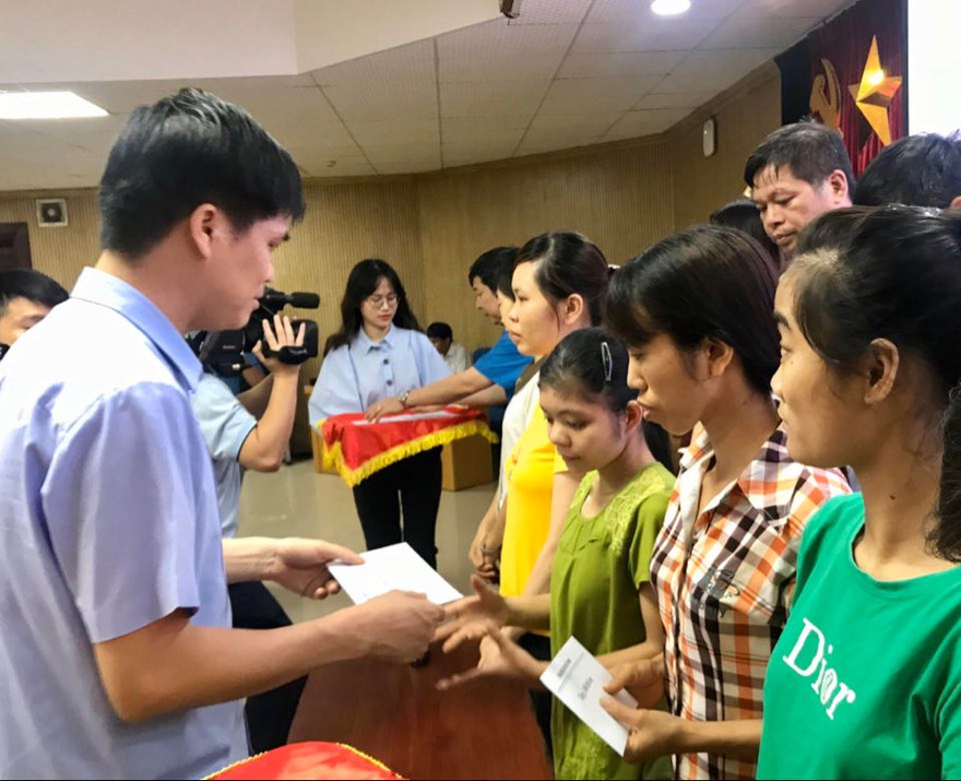 Ông Ngọ Duy Hiểu, Phó Chủ tịch Tổng Liên đoàn lao động VN, Chủ tịch Công Đoàn viên chức VN trao quà cho công đoàn hoàn cảnh khó khăn. Ảnh: Minh Tuấn