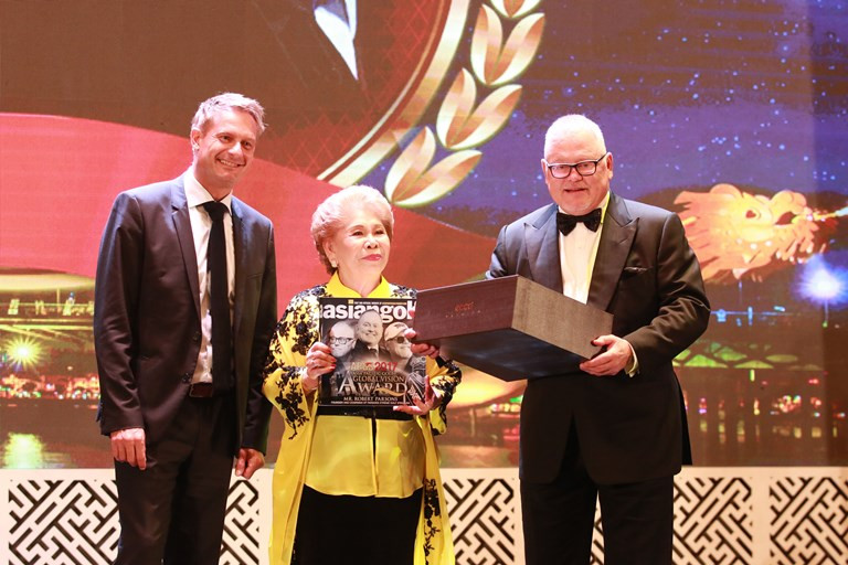 Tỷ phú Mỹ ủng hộ hàng tỷ đồng giúp trẻ em nghèo Việt Nam