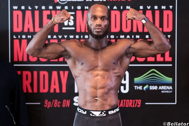 Tung đòn hiểm, nhà vô địch MMA khiến đối thủ quỳ gối xin thua