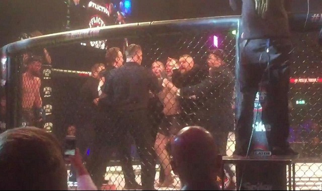 'Gã điên' MMA đột nhập lồng bát giác, đòi đánh trọng tài