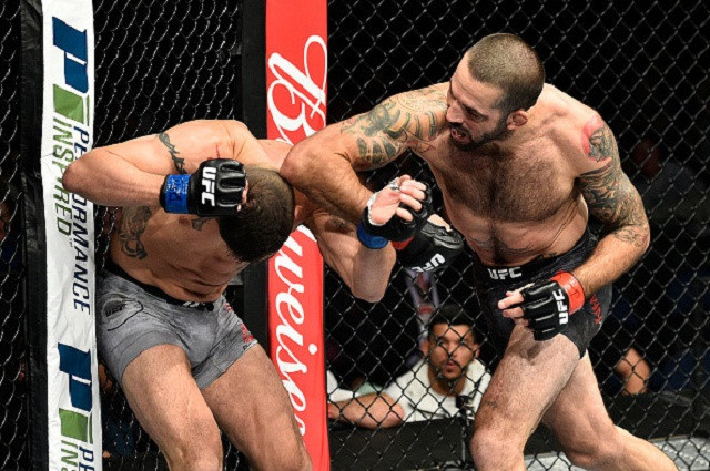 Võ sĩ MMA hạ gục đối thủ bằng đòn cùi chỏ 'trời giáng'